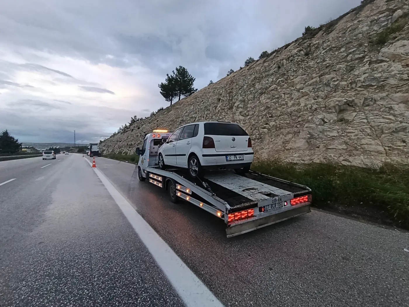 Otoyolda arıza yapan otomobilin çekici ile taşınması