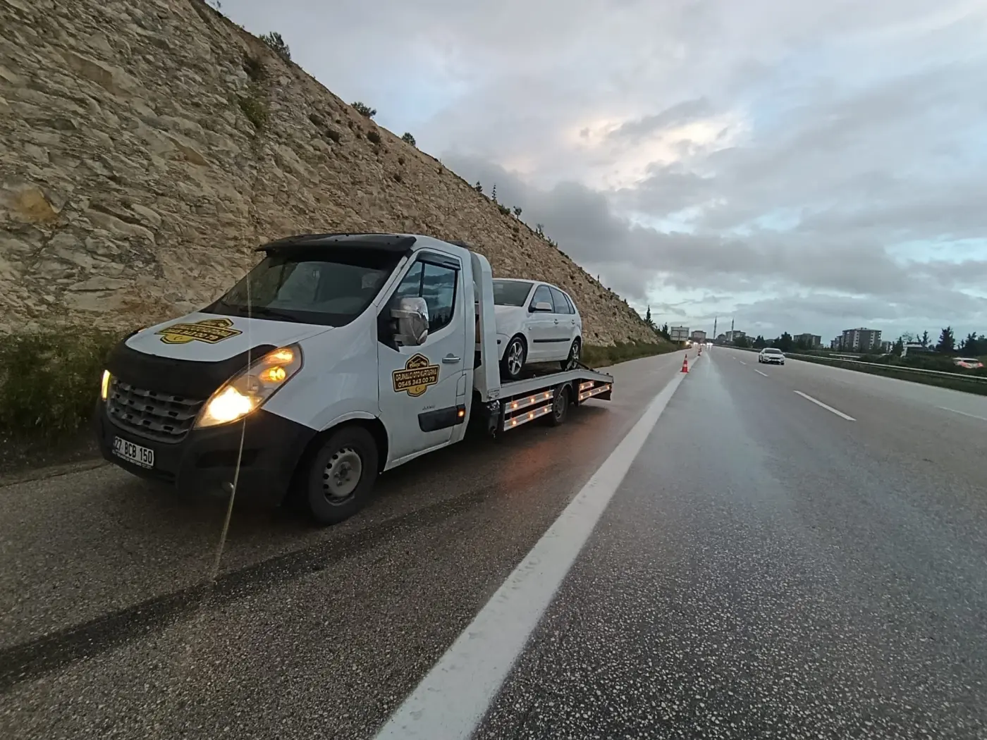Gaziantep otoyol kenarında araç kurtarma çekici hizmeti